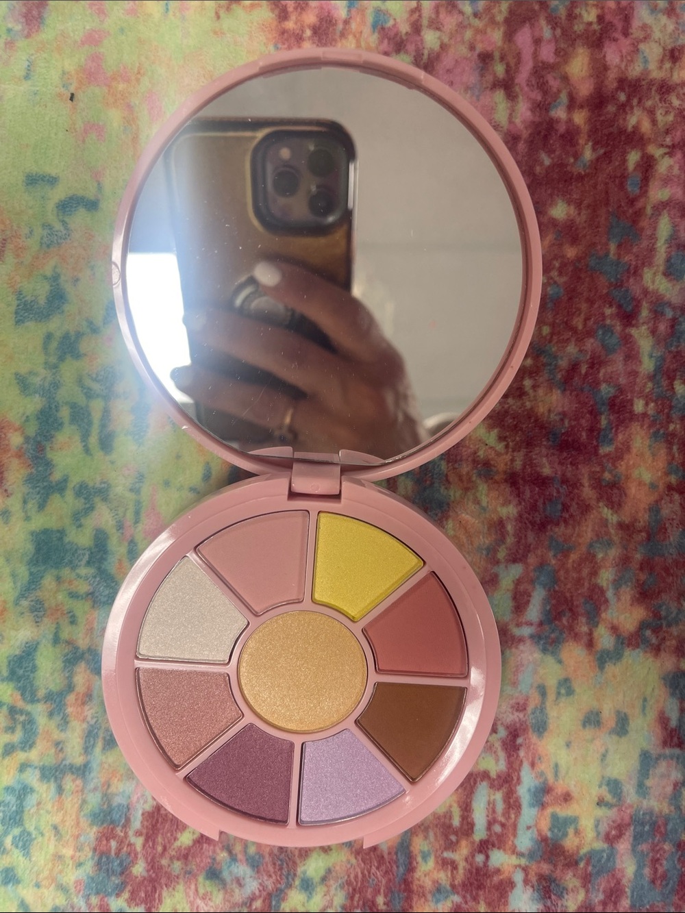 Makeup Revolution Yellow Compact with Lavender Accents - Picture 3 of 4